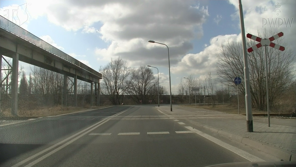 Sollen Sie in der dargestellten Situation das Fahrzeug vor dem Bahnübergang anhalten?